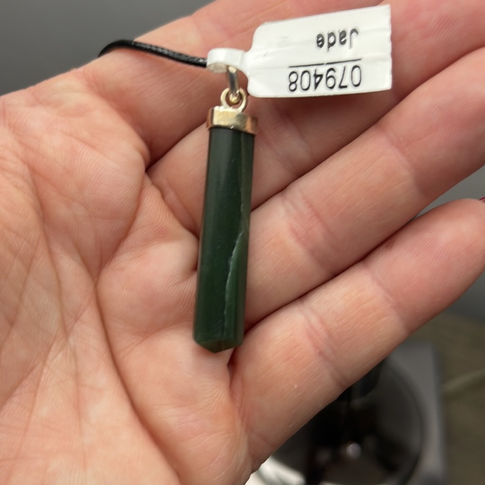 Jade pendant on adjustable rope necklace - Picture 4 of 5